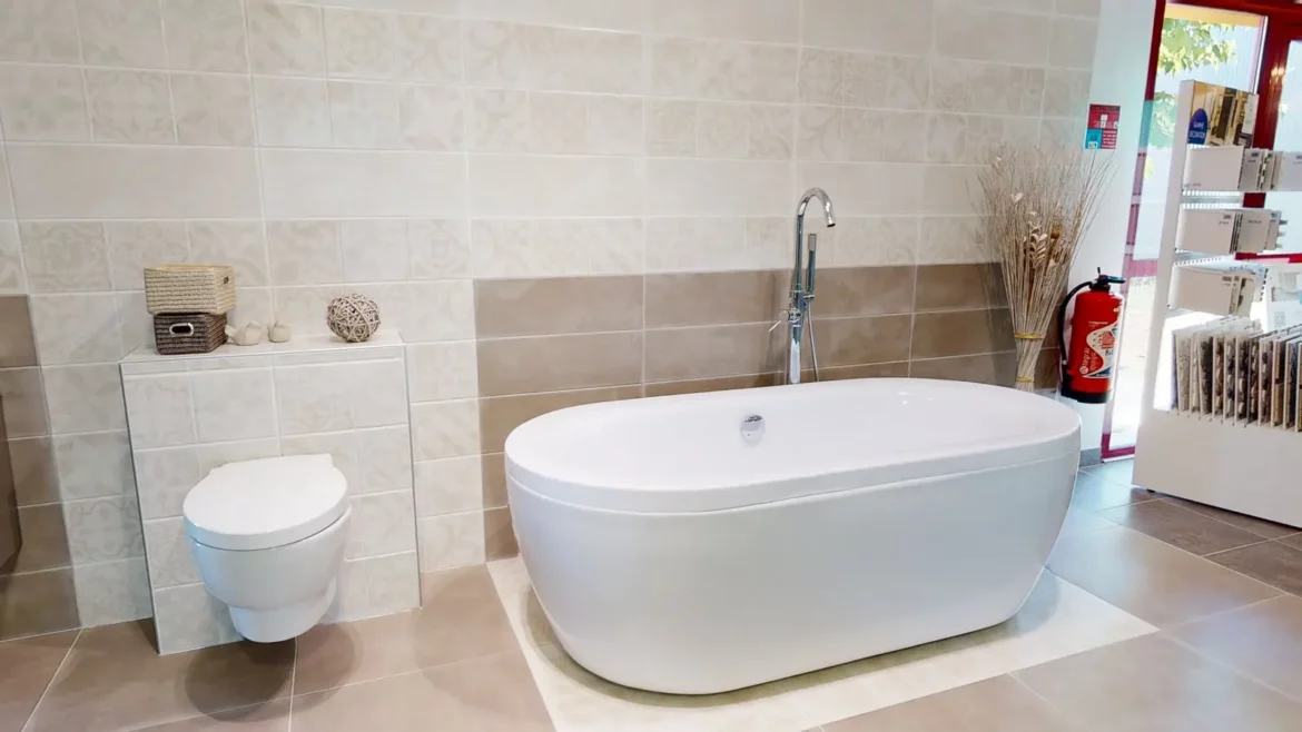 Conception fonctionnelle de petites salles de bains : des astuces pour optimiser l’espace